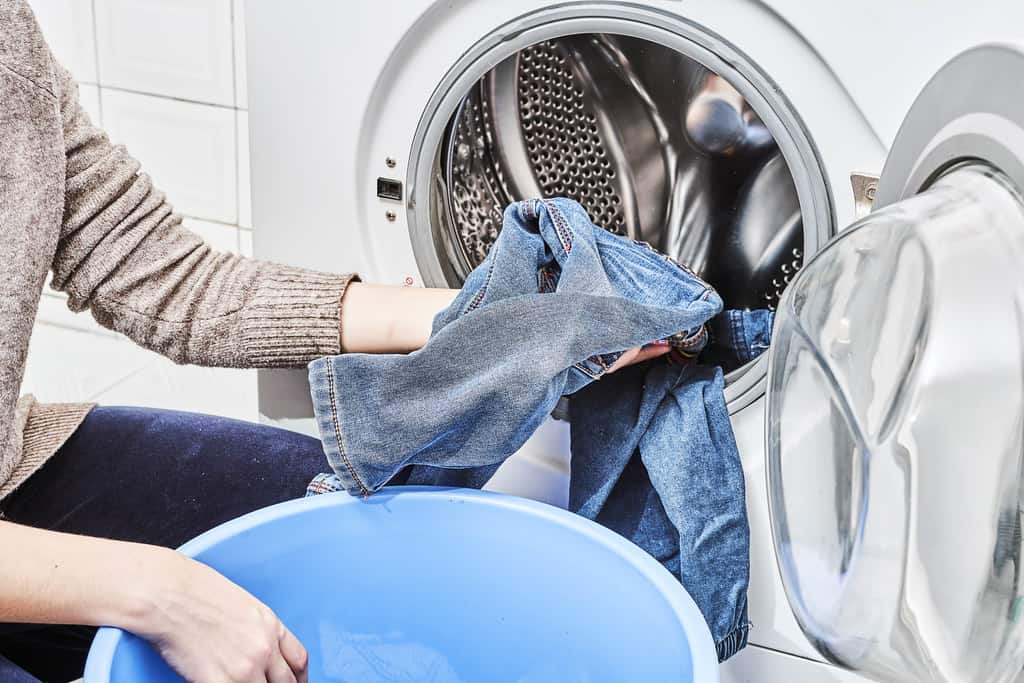 washing dirty jeans in washing machine